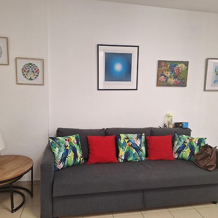 Amazing Apartment For 3 Guests Steps From The Beach Netanja Exterior foto