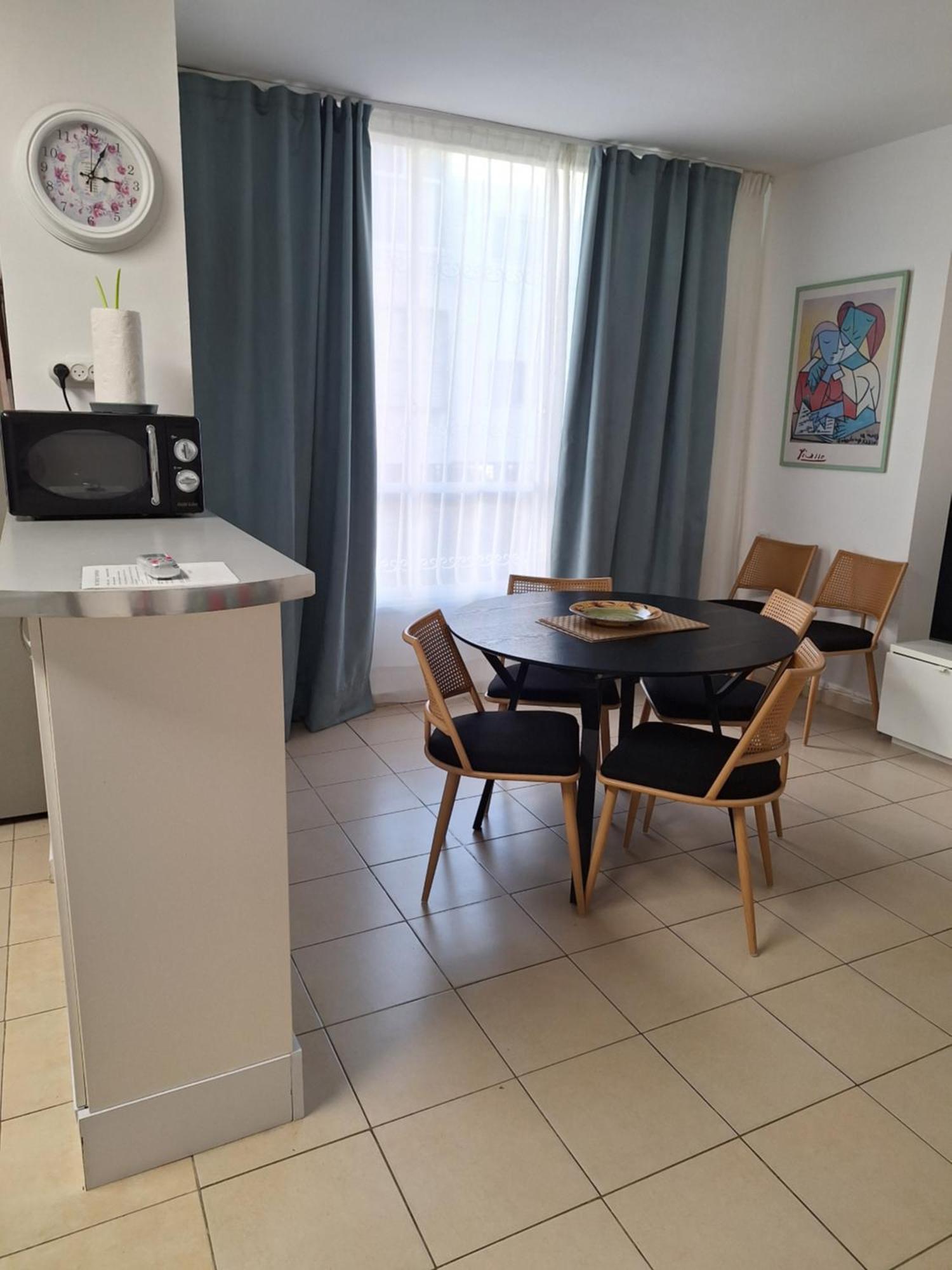Amazing Apartment For 3 Guests Steps From The Beach Netanja Exterior foto